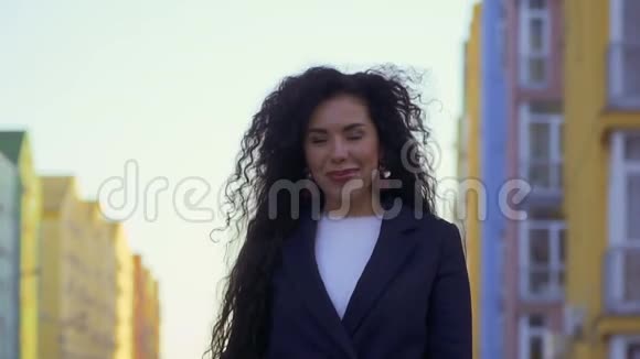 美丽微笑的黑发女人在镜头中慢镜头视频的预览图