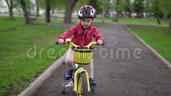 一个快乐的小女孩学会骑自行车视频的预览图