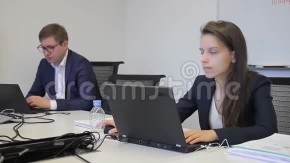 笔记本电脑后面的女人在办公室工作时回答问题视频的预览图