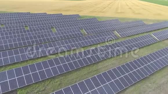 绿色领域的太阳能电池板在绿草中飞过太阳能电池板视频的预览图