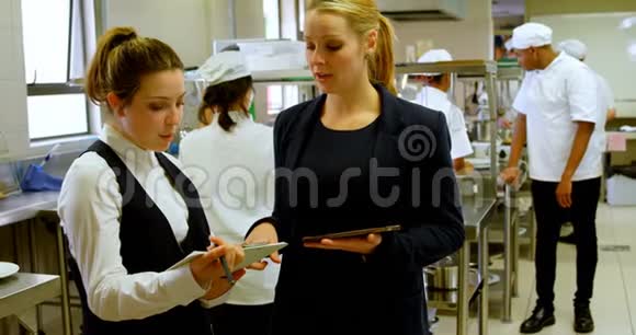 女经理和女厨师讨论剪贴板4k视频的预览图