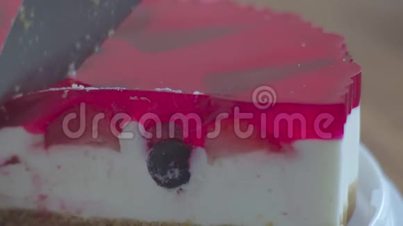 从蛋糕上切下的一块水果芝士蛋糕里面有草莓和樱桃巧克力饼干仍然在上面视频的预览图