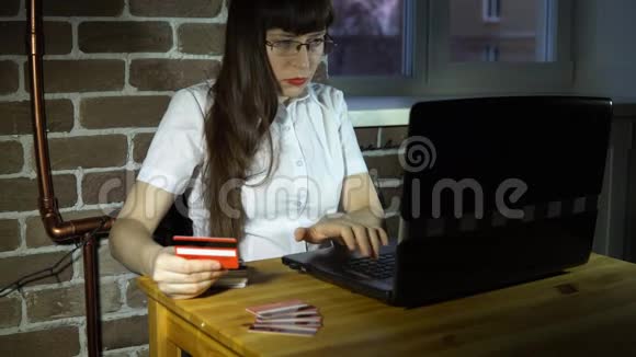 一位年轻的女商人在网上商店购物视频的预览图
