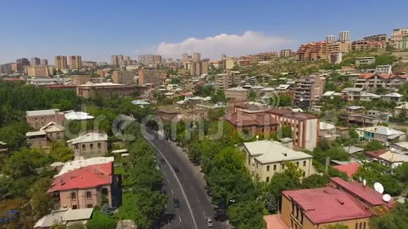 埃里温镇阳光明媚的一天从空中俯瞰旧建筑和街道城市景观视频的预览图