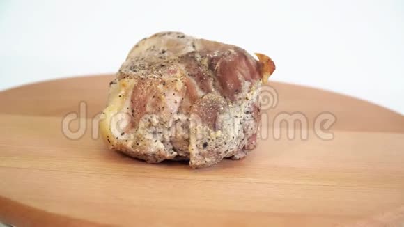 把美味的肉放在木盘上食物背景视频的预览图
