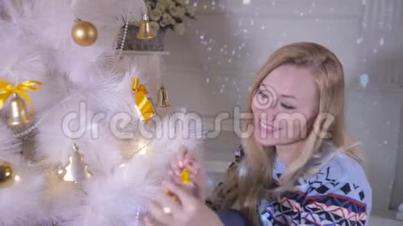一个女人自己装饰一棵圣诞树视频的预览图