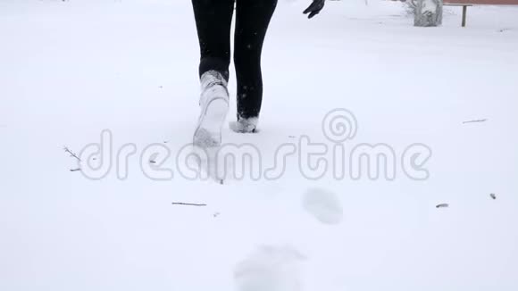 恶劣的天气条件下人们走过雪堆掉进雪里视频的预览图