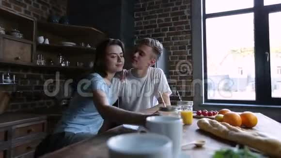 快乐的夫妻在厨房里分享橙汁视频的预览图