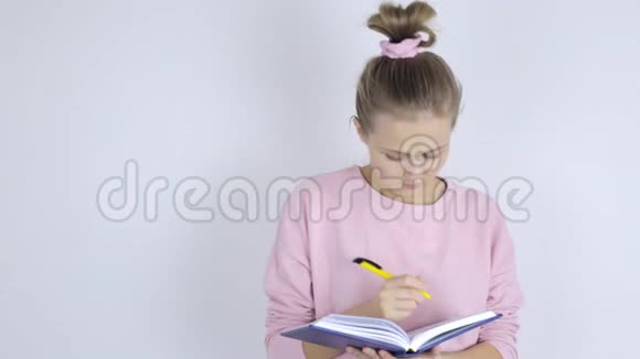 年轻的女人在她的记事本上写字视频的预览图