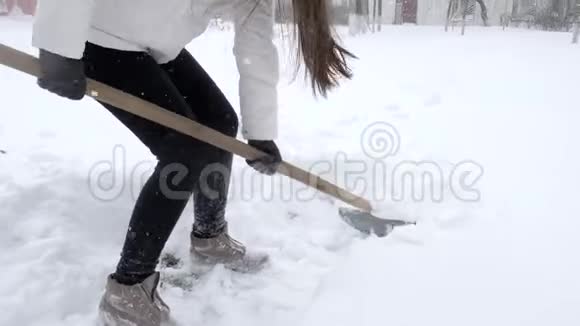 铲雪看门人用铁锹清理冬天的雪堆视频的预览图