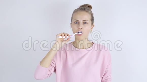带牙刷的年轻女人女人刷牙视频的预览图