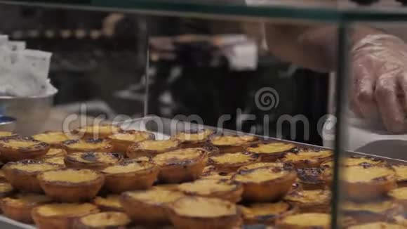 传统的葡萄牙鸡蛋手拿馅饼馅饼蛋糕甜点巴迪斯德纳塔与不同的葡萄牙糕点视频的预览图
