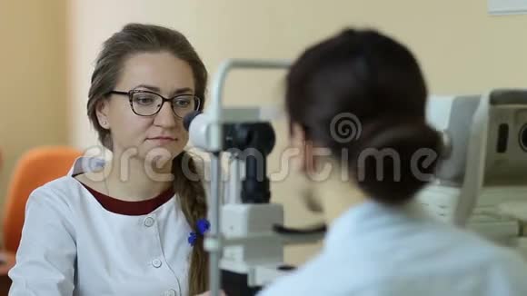 眼压计的眼科医生检查病人眼睛视频的预览图