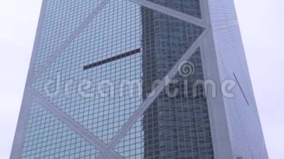 城市建筑中的玻璃立面摩天大楼现代香港城市玻璃立面的底景建筑现代视频的预览图