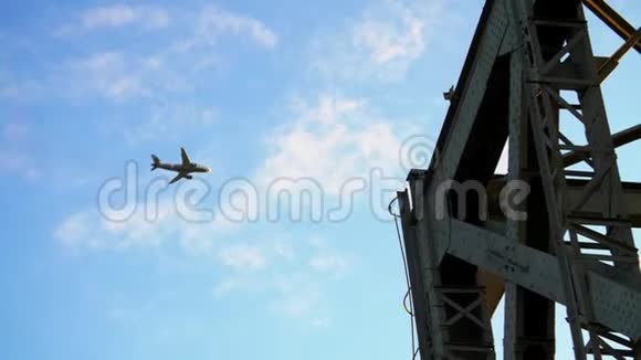 飞机飞过铁路桥在一个美丽的晴朗的日子里慢速客机航空公司在头顶上飞行视频的预览图