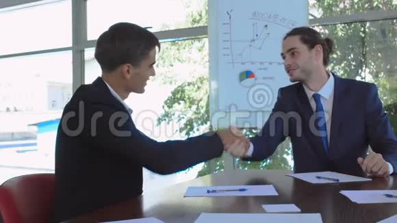 两个聪明人做了一笔成功的交易并握手视频的预览图