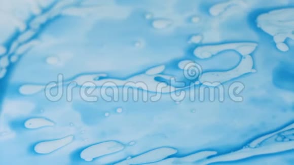 彩色液体流动的抽象背景带气泡的丙烯酸涂料现代水上绘画艺术美丽的抗应力vi视频的预览图