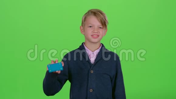 有信用卡的十几岁男孩不喜欢然后喜欢在绿色屏幕上视频的预览图