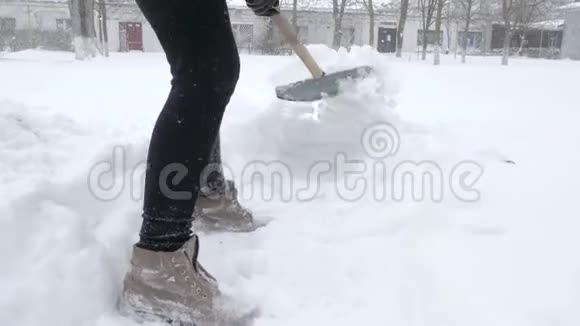 冬天寒冷的早晨人们在暴风雪中用手铲雪视频的预览图