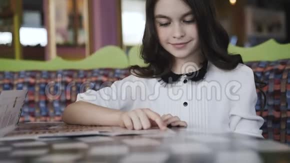 漂亮的女孩在看菜单并下订单4K视频的预览图