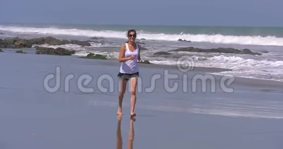 在蓝天的海岸上奔跑的女人视频的预览图