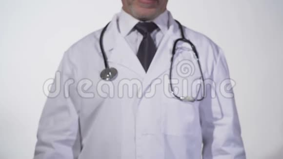 医生手中黑板上的健康保险文本昂贵的家庭药品视频的预览图
