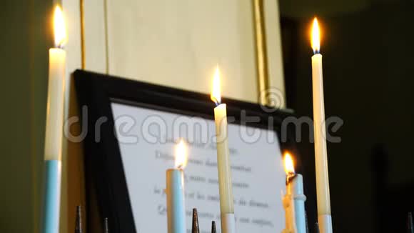 在寺庙里燃白蜡烛视频的预览图