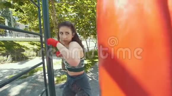 运动服装的年轻女运动员在夏季公园锻炼慢动作视频的预览图