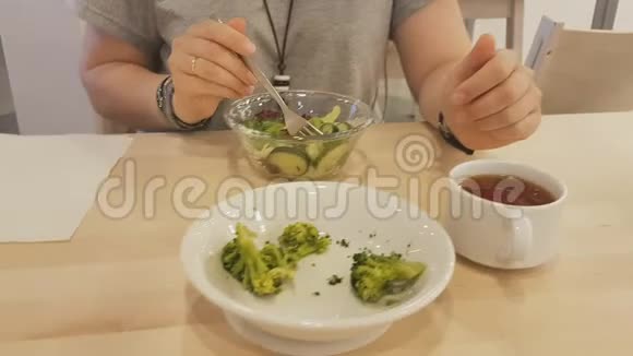 年轻漂亮的女人红头发坐在餐馆里吃素食健康的生活方式视频的预览图