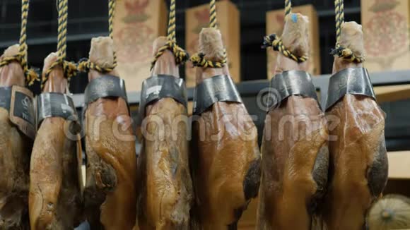 西班牙市场上有jamon干火腿的肉店视频的预览图