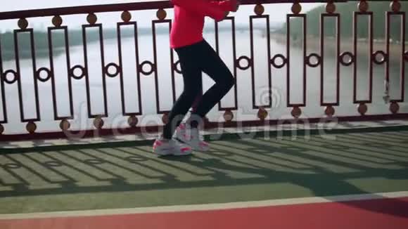 女性慢跑的细节视频的预览图
