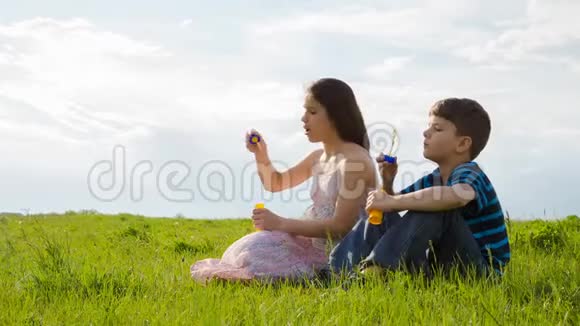 两个孩子在野外吹肥皂泡视频的预览图