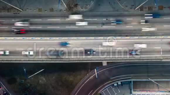 上升的无人机射击揭示了壮观的高架公路桥梁交通视频的预览图
