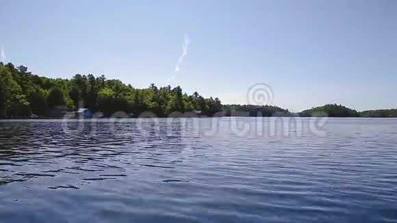 在安大略省约瑟夫湖上巡航时从船上看到的景色视频的预览图