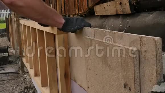 工人拆除木模板为旧房子新建基础视频的预览图