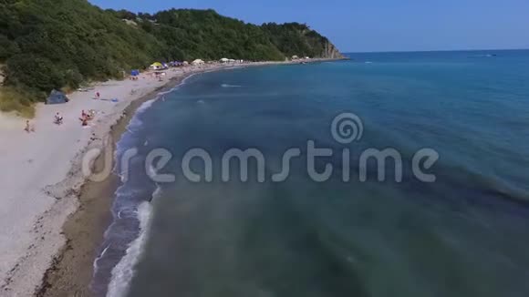 美丽的海滩在黑海地区的克拉斯诺达尔地区海滩帐篷空中观景视频的预览图