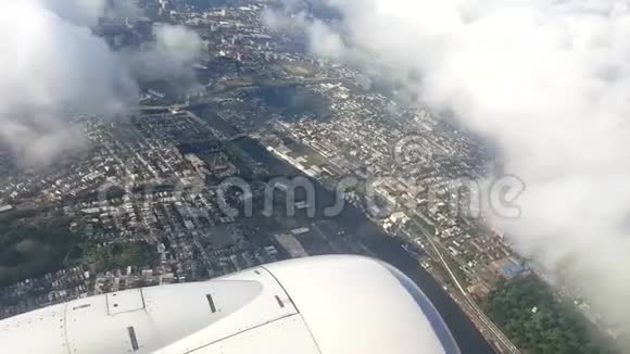 商务飞机飞越纽瓦克机场视频的预览图