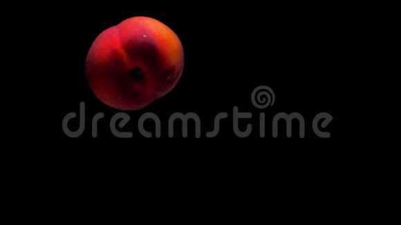 熟桃在黑底透明水下视频的预览图