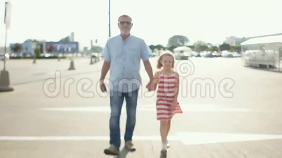 爷爷和孙女从停车场到超市家庭休闲家庭日准备视频的预览图