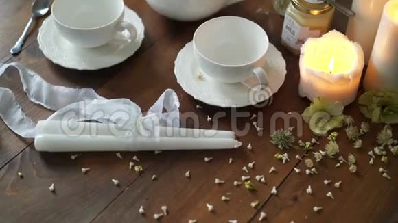 桌子上的茶壶和杯子视频的预览图