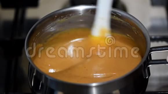 自制焦糖酱在平底锅中煮焦糖酱视频的预览图