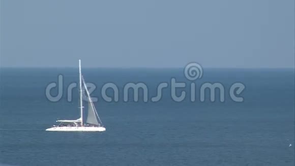 保加利亚阳光海滩海湾的白色帆船视频的预览图