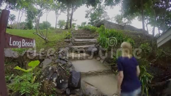 女人在丛林里爬楼梯视频的预览图