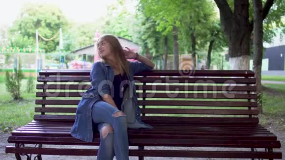 两个快乐的女孩在公园见过面视频的预览图