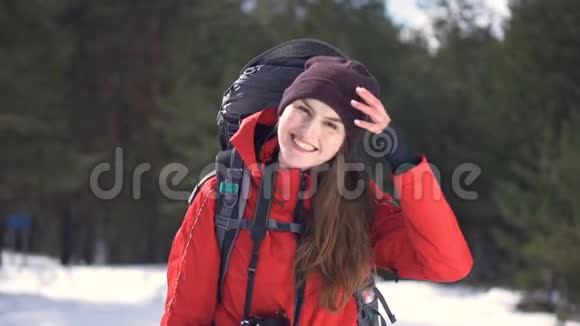 一个快乐的游客在神秘的冬季森林的肖像视频的预览图