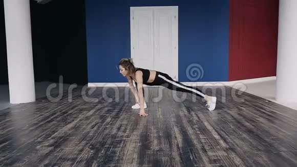 年轻女性在瑜伽中伸展腿站立伸展运动作为健身常规或积极生活方式的一部分视频的预览图
