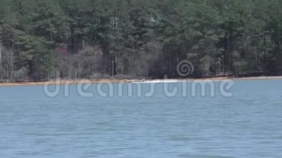佐治亚州阿拉图纳湖两艘船互相交叉跟着一艘然后是另一艘视频的预览图