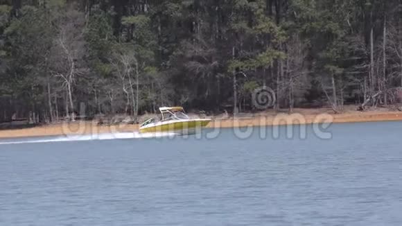 佐治亚州阿拉图纳湖远处阿拉图纳湖上的一艘船超速行驶视频的预览图