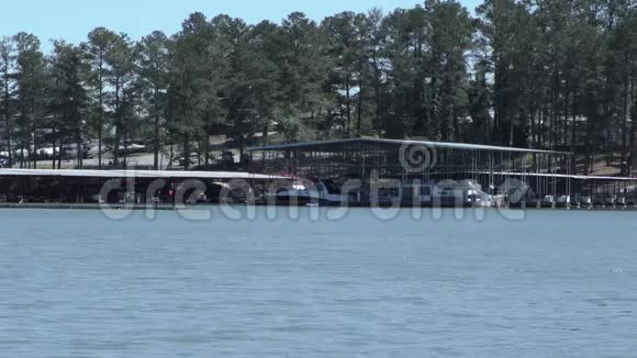 佐治亚州阿拉图纳湖阿拉图纳湖码头有小船视频的预览图