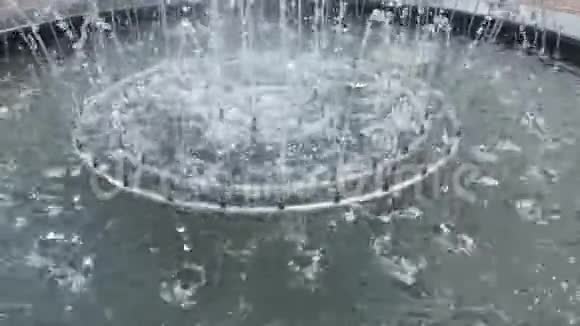 城市公园室外街道上的喷泉喷射机视频的预览图